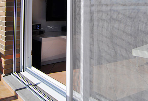 mosquiteras correderas de fácil colocación para ventanas.